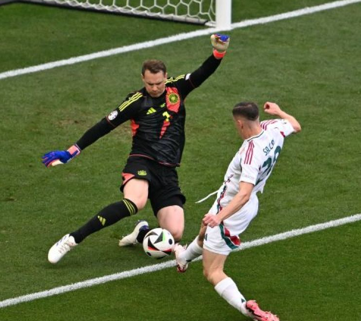 sepatu-khusus-kiper-dalam-sepak-bola