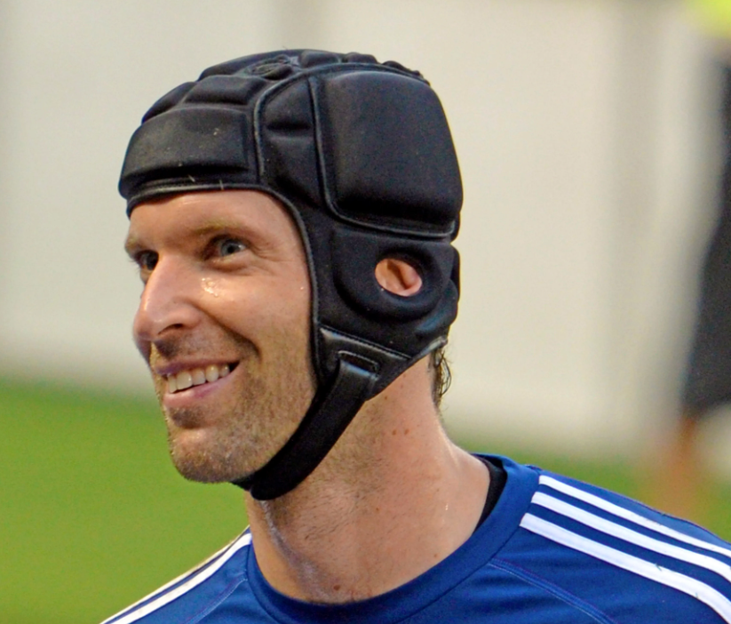 headgear-pelindung-dalam-sepak-bola