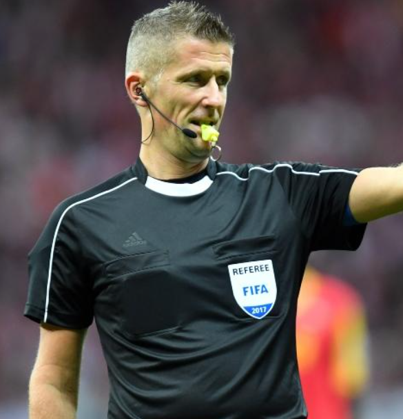 Peluit dalam Sepak Bola