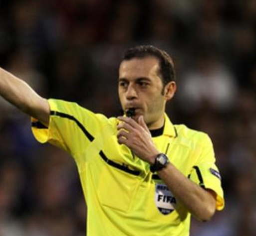 perbedaan-peluit-wasit-di-sepak-bola-profesional-dan-amatir