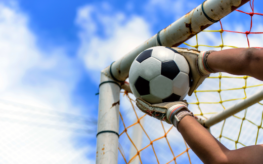 teknik-menepis-bola-kiper-dalam-situasi-bola-mati