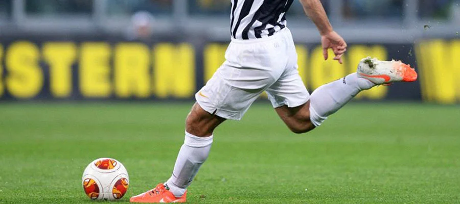 Tips Melatih Akurasi Tendangan Bebas Pemain Profesional